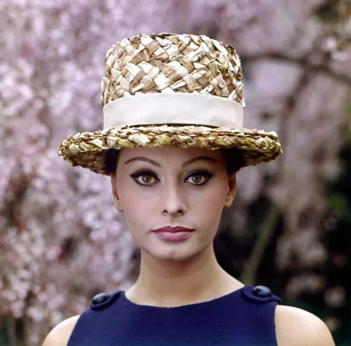 Posing with a straw hat  100x100 cm
