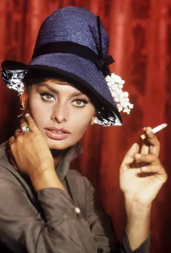 Sophia Loren smoking a cigarette 120x180 cm