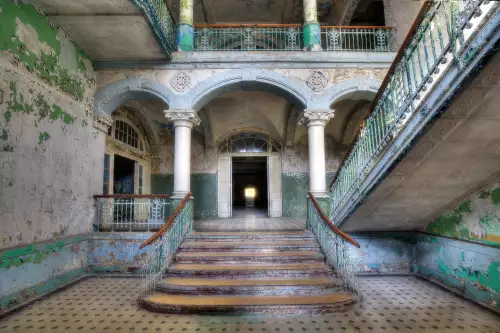 Entrance with staircase 
