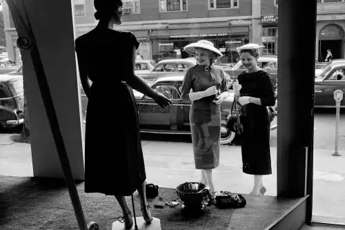 Women looking at windowdisplay  